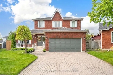 Move In and Enjoy 4 Bedroom Detached Home on a Pie Shaped Lot! Image# 7