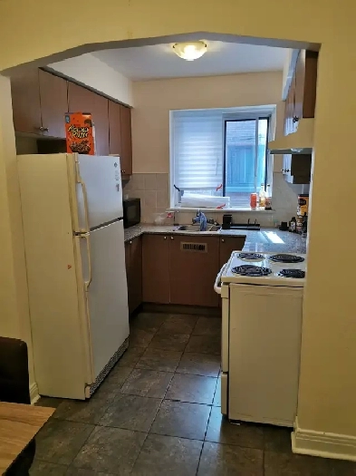Large renovated 4 1/2 NDG (close Monkland Village) for August Image# 4