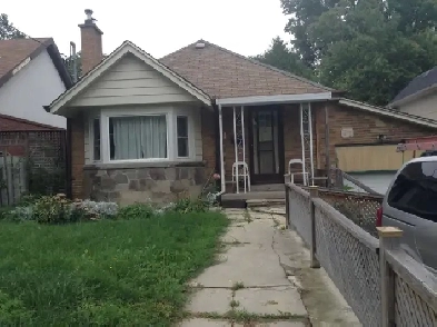 Room in shared house close to Lake Ontario, transit and stores Image# 9