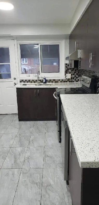 Four bed room upper level house for lease Image# 1