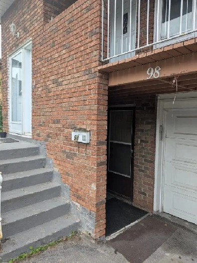 3Bd Rm Semi-Detached -Main floor near STC for rental Image# 1