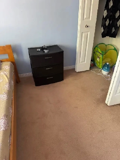 Room for Rent in 3 bedroom townhouse Image# 1