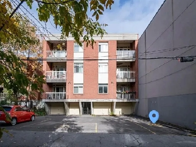 Outdoor Parking Spot Downtown – Stationnement extérieur Centre Image# 1