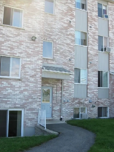 Amazing Bachelor, on the 3rd floor recently renovated in Laval Image# 5