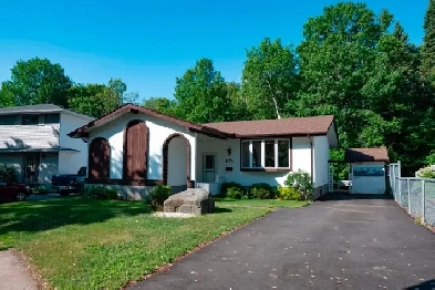 574 VALLEYWOOD CRESCENT  NEW LISTING!! Image# 1