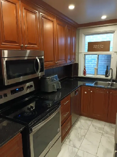 FURNISHED MIDTOWN ROOM - EGLINTON & KEELE - WIFI, UTILITIES INCL