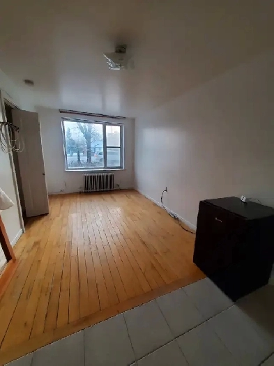 Cosy Bach apt w/compact kitchen and full bath@kennedy/Eglinton Image# 2