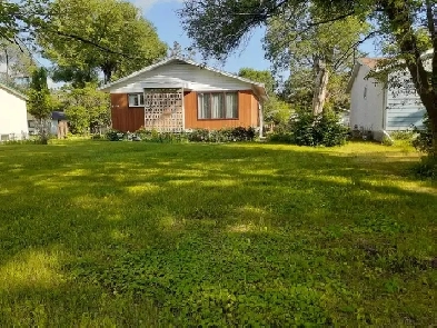 ROOMMATE WANTED TO SHARE HOUSE ON PASADENA AVE. Walking distance