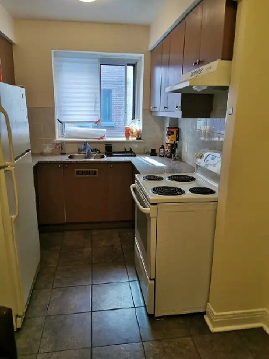 Large renovated 4 1/2 NDG (close Monkland Village) for August Image# 5