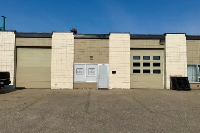 IH-Zoned Bay w/ Bath & Low Condo Fees! | 9639 62 Ave Image# 3