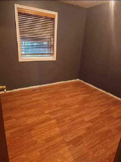 3 bedrooms main floor in Ne Image# 2