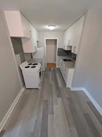 1 Bedroom Prime Etobicoke Kingsway TTC Aug 1st Image# 1