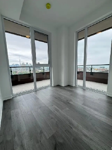 3 Bed / 2 Bath For Rent - Downtown Toronto (King & Dufferin Image# 2