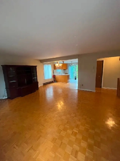 Huge 51/2 top triplex near Roxboro Rem Image# 1