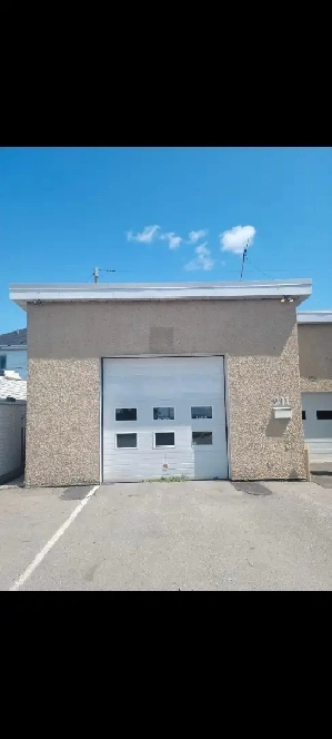 Garage à louer avec grande visibilité Image# 1