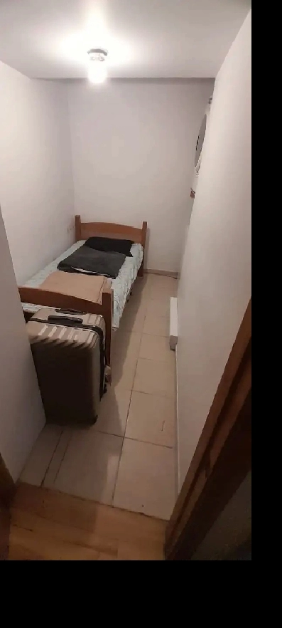 Petite Chambre à louer pour étudiants Métro Joliette Image# 7
