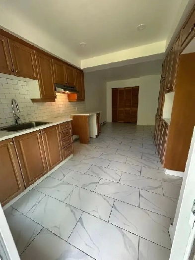 7 1/2 Grande Chomedey Laval Image# 4
