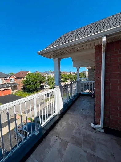 Massive Private Room with Private Balcony for RENT! In Brampton! Image# 1