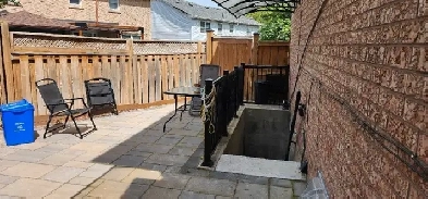 Master bed with living room for 2 females Image# 1