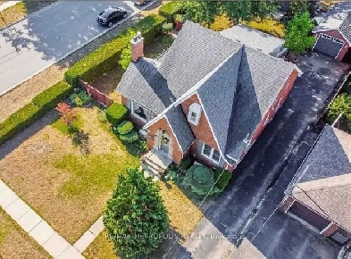 Corner lot with plenty of curb appeal ! Image# 1