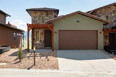 Stunning 3-Bedroom Half-Duplex with Breathtaking Views ! Image# 7