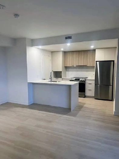 Centropolis - condo neuf - 3 et demi tout inclus, offre 500$ Image# 2