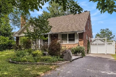 4 1 Bedroom Bungalow in Carleton Heights Image# 2