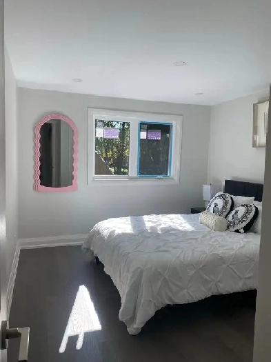 nice room nearby eglinton subway 1000 per month Image# 1