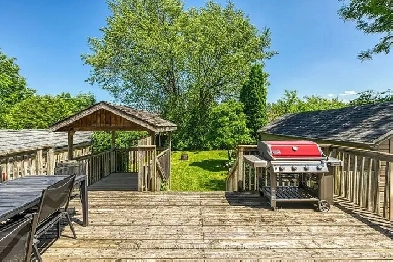 Charming and well-cared-for 1.5-storey home ! Image# 1