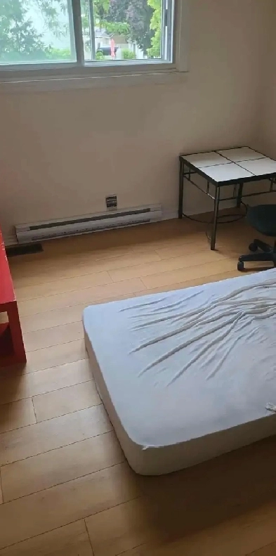 Room for rent chomedy laval good location all inclusive Image# 1