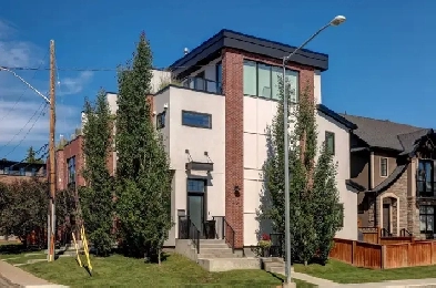 $20K PRICE DROP! END UNIT MARDA LOOP TOWNHOUSE W/ A PRIVATE YARD Image# 8