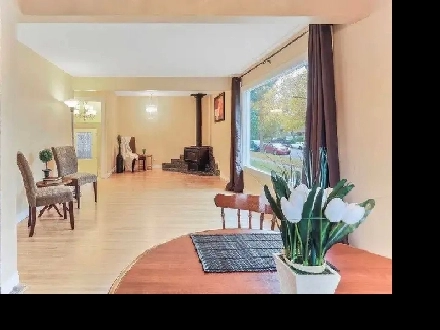 Bright basement room for rent in Brentwood near U of C Image# 1