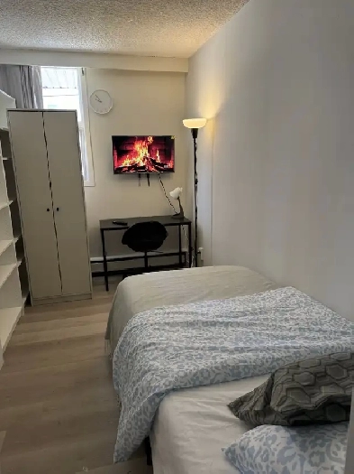 Private Room in Downtown Calgary Image# 1