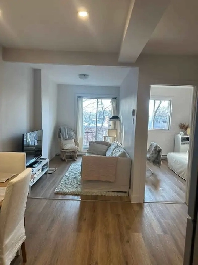 À louer / For Rent – Appartement rénové avec 2 chambres fermées Image# 4