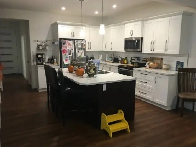 All Bills Included!! 4 Bed 3 Bath Top Two Floors in Stone Creek Image# 4