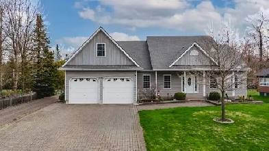 HOME FOR SALE IN POINT CLARK ON - Close to Lake Huron! Image# 2