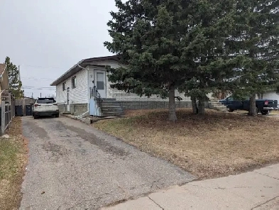 $1995 - 5 Bed, 2.5 Bath Duplex in Cold Lake, AB Image# 1