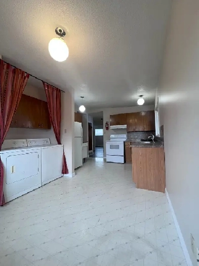 Unfurnished 2 Bed, 1 Bath Top Floor Unit Image# 5