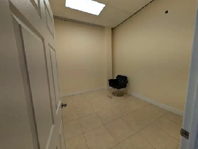 Room for rent in hair salon, good for esthetician/RMT/nails Image# 3