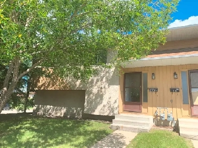 Bright & Spacious 2 Bed   Den | 1.5 Bath 4-Plex in Oriole Park! Image# 1