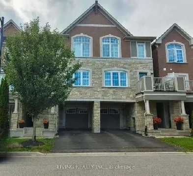 Aurora Luxury Townhouse Private Room For Rent Image# 4