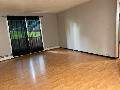 Lower mount royal 2 bedroom apart,balcony,parking,$1450/m elect Image# 3