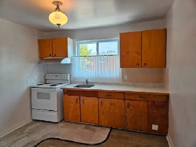 Comfortable and sunny 2 bed apt - avail September 1st Image# 7