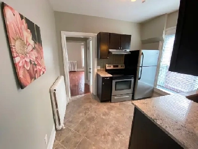 Peaceful and luxurious 1 bed in heritage Old East Hill triplex. Image# 6