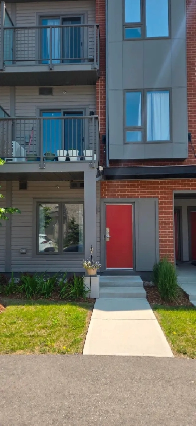 Available August 1 - Beautiful 2 Bedroom Townhouse - Pickering Image# 1