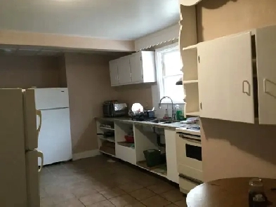 5 min to Mc rooms in a licensed house for student rent only Image# 6