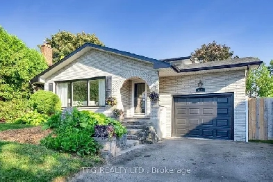 Bright and Airy 3 Bedroom Backsplit Home with Inground Pool! Image# 9