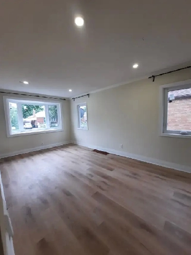 2 Bedroom Upper Level of a Bungalow Kennedy & Danforth Rd Image# 5