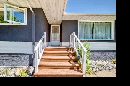 Bungalow with rental suite in Dovercourt Image# 8