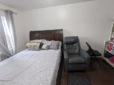 Private Furnished Room for Rent – Steps from Subway! Image# 2